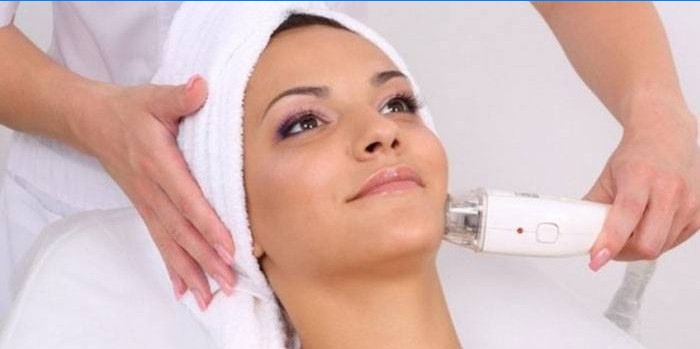 Una mujer recibe un aparato de vacío masaje facial