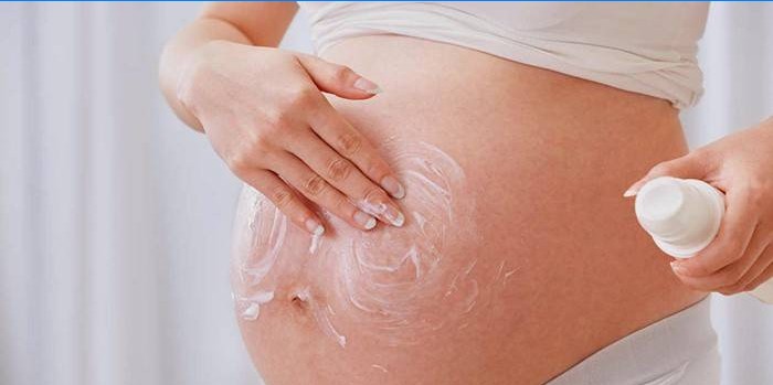 Uso de crema para las estrías durante el embarazo.