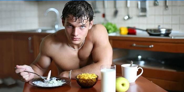 Un hombre se adhiere a una dieta deportiva para quemar grasa