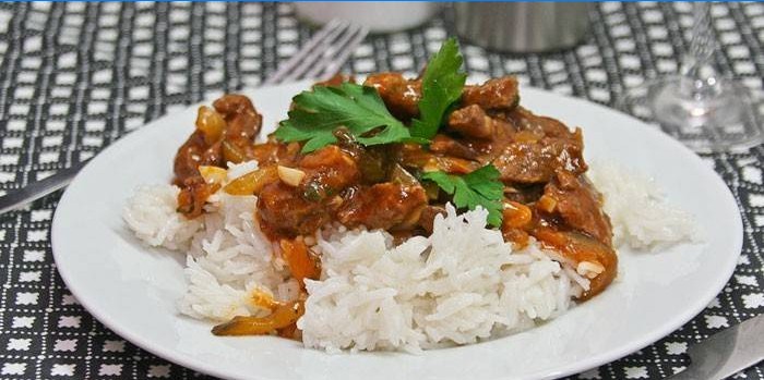 Conceptos básicos de carne de res preparada con arroz para acompañar