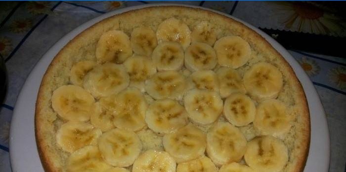 Listo pastel de plátano en un plato