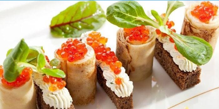 La idea de servir caviar en panqueques y tostadas