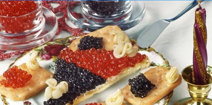 Galletas de caviar rojo y negro