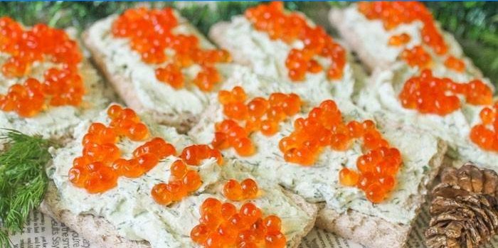 Caviar con caviar rojo y queso.