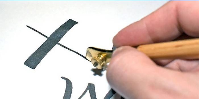 El hombre dibuja un jeroglífico con un bolígrafo