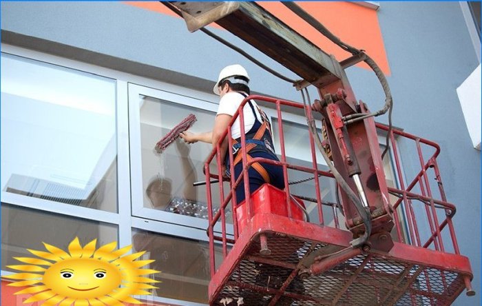 Cómo limpiar ventanas y fachadas. Problemas de los residentes del piso superior