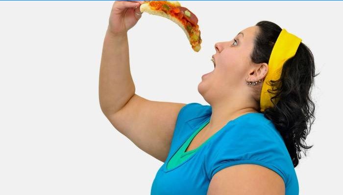 Chica gorda comiendo pizza