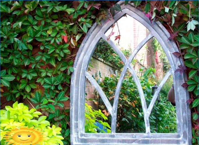 Espejo en el jardín como detalle inusual del diseño del paisaje