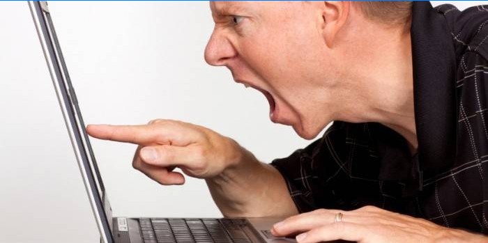 Un hombre le grita a una computadora
