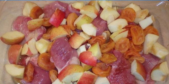 Filete de pavo con manzanas y albaricoques secos