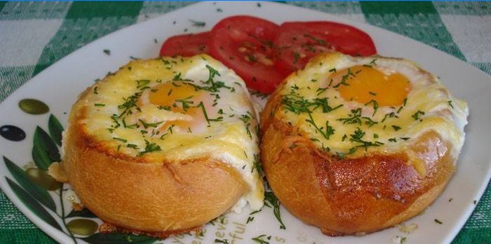 Huevos fritos en un bollo con queso en un plato