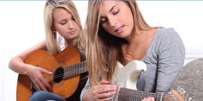Las chicas tocan la guitarra