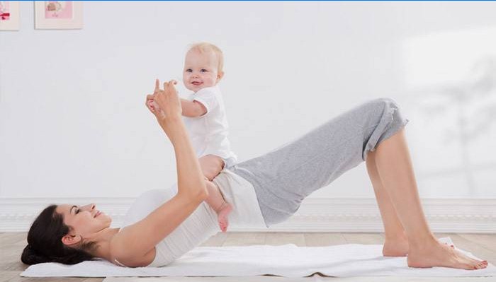 Joven madre hace ejercicio con su bebé