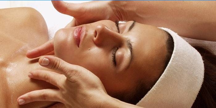 El masaje cosmético ayuda a perder peso en la cara.