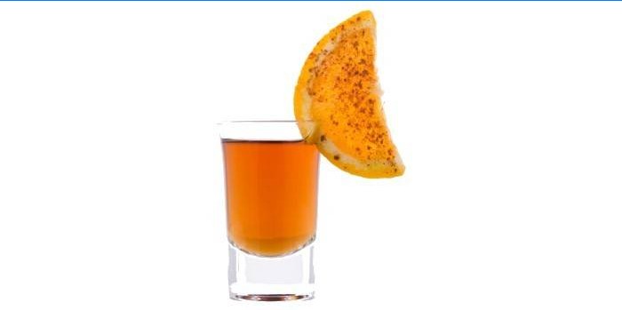 Cóctel con ron y zumo de naranja