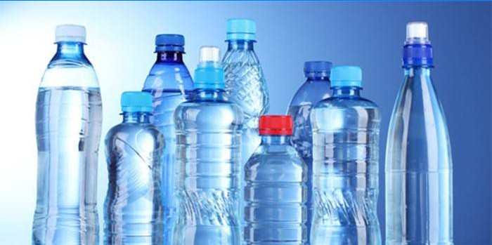 Agua en botellas de plastico