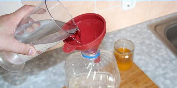 El proceso de mezclar alcohol con agua.