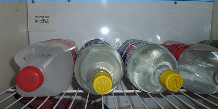 Botellas de vodka caseras en la nevera.