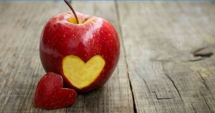 El hechizo de amor en una manzana es muy popular entre las mujeres.