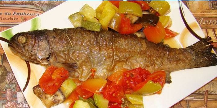 Pescado rojo con verduras