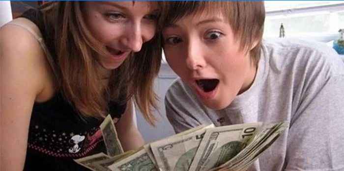 Adolescentes con billetes de un dólar en sus manos