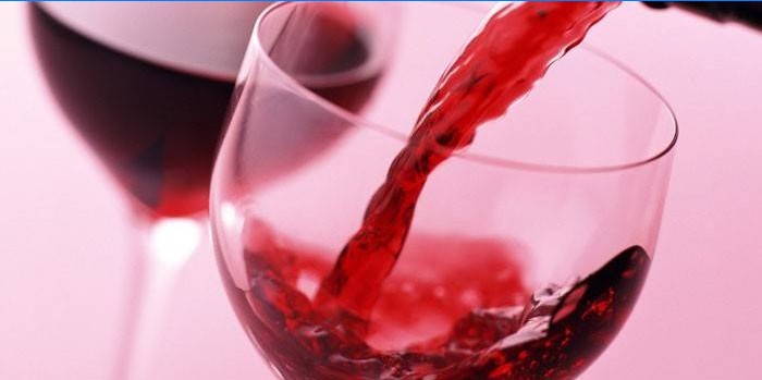 El vino tinto se vierte en un vaso.