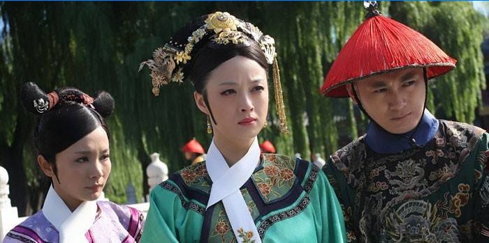 Chicas y un chico con trajes nacionales chinos