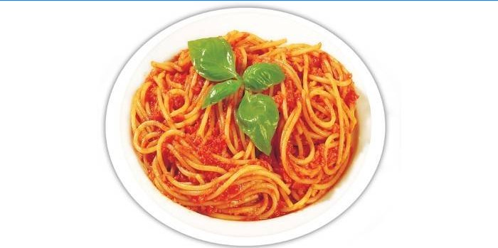 Espagueti con pasta de tomate y estofado