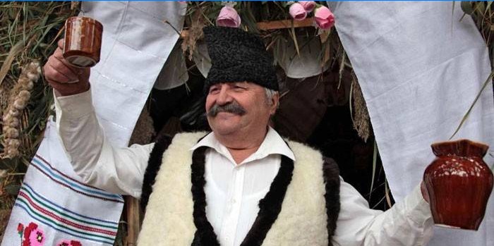 Anciano en traje nacional de Moldavia