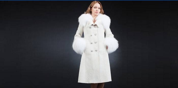 Chica con un abrigo de cordero blanco