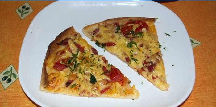 Dos rebanadas de pizza en un plato