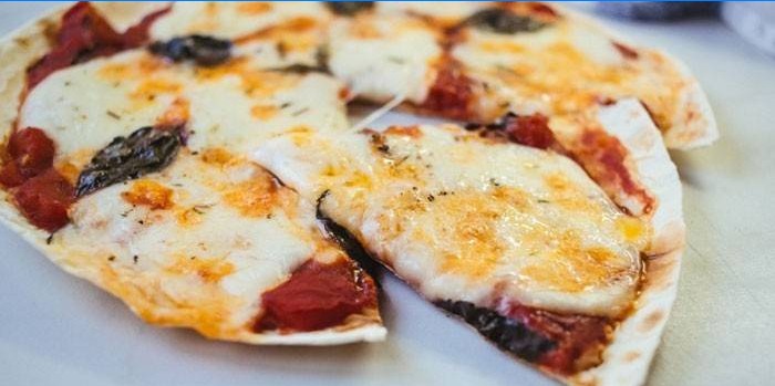 Pizza a base de lavash con relleno de tomate y mozzarella
