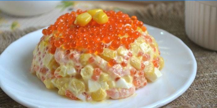 Ensalada real con mariscos y caviar rojo
