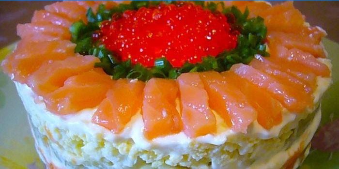 Ensalada festiva de hojaldre Tsarskiy con salmón y caviar rojo