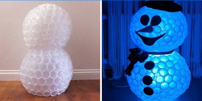 Muñeco de nieve hecho de vasos de plástico