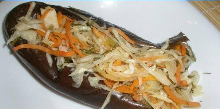 Berenjenas rellenas con verduras en un plato