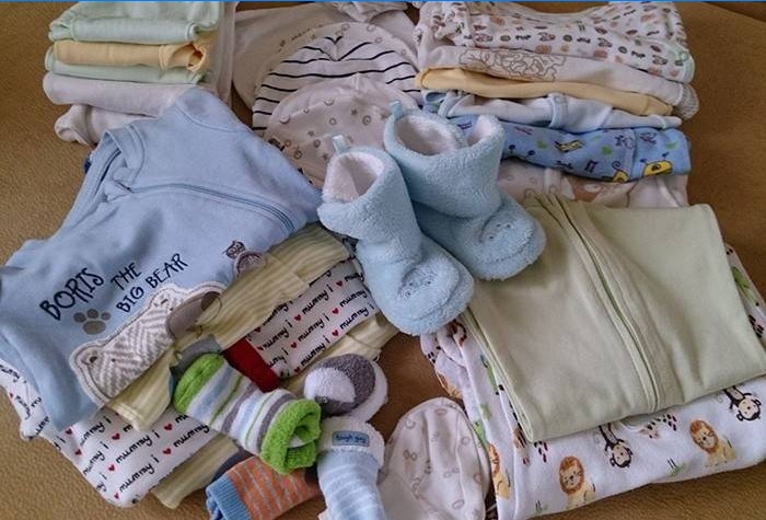 El conjunto mínimo de ropa para un bebé recién nacido por primera vez.