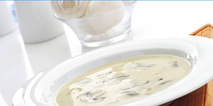 Plato de cremosa sopa de champiñones con nata