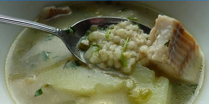 Sopa de cebada perlada en caldo de pescado