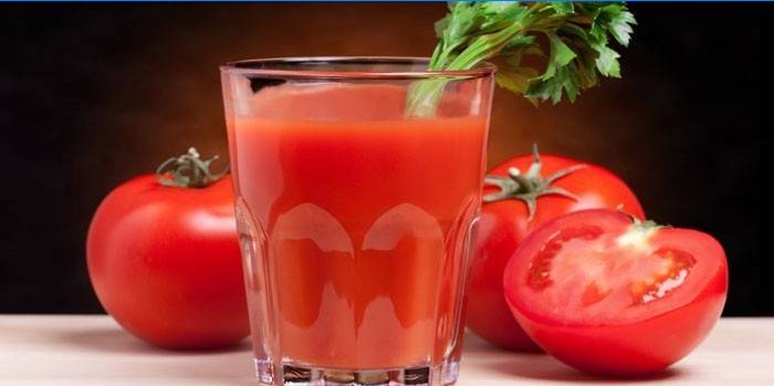 Jugo de tomate en un vaso