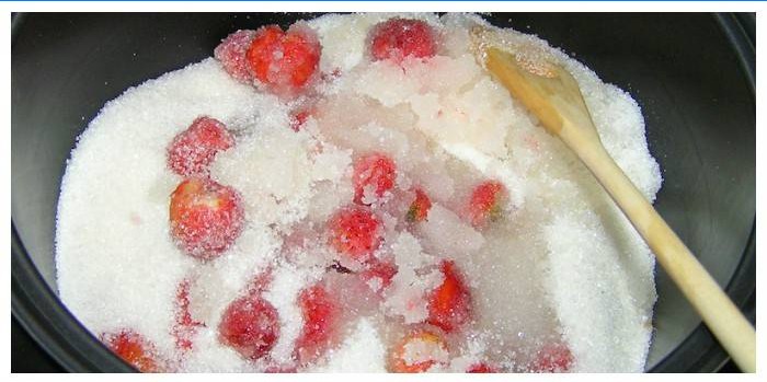 Cómo cocinar mermelada de fresa en una olla de cocción lenta Redmond