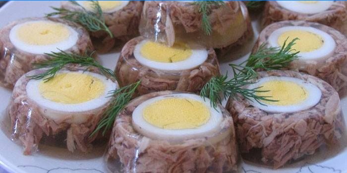 Gelatina de carne con huevo