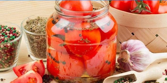 Tomates salados en una jarra