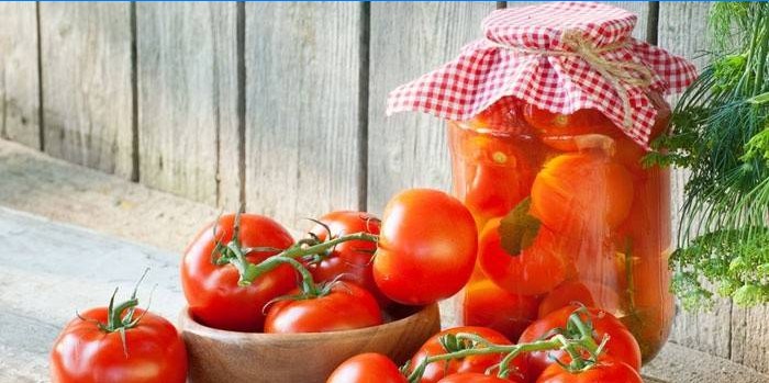 Tomates frescos y salados en una jarra