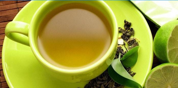 Té verde en una taza y lima