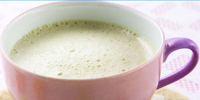 Leche verde leche y miel en una taza