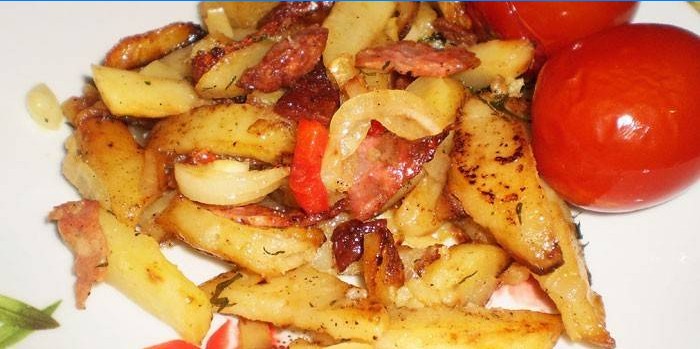 Patatas fritas con chorizo ​​y cebolla en una sartén