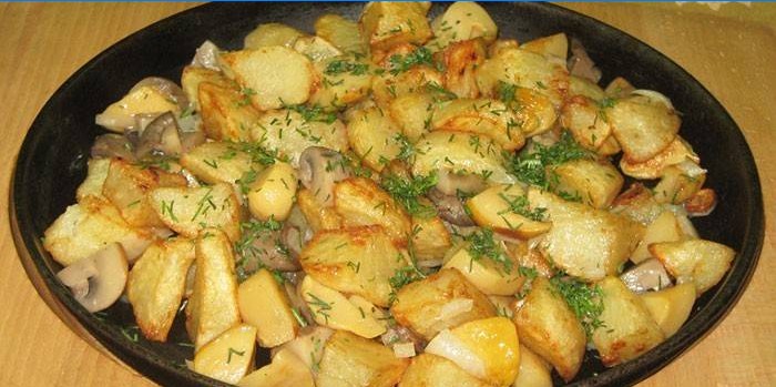 Patatas fritas con champiñones en una sartén