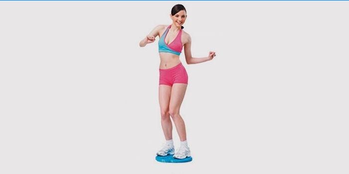 Chica haciendo ejercicio en disco de salud para cintura y abdomen