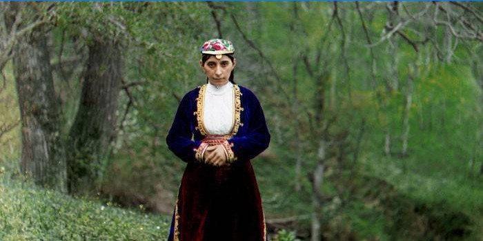 Chica en traje nacional armenio
